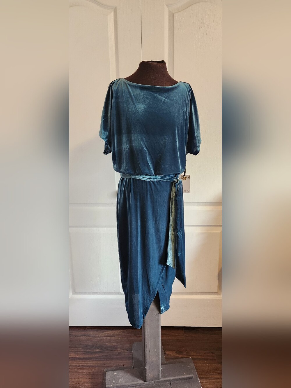 NWT KensieVelvety Dress Size XS